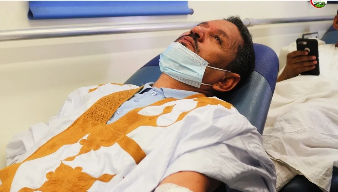 عمدة بلدية توجنين الدكتور محمد الأمين شعيب خلال تبرع بالدم مشاركة في