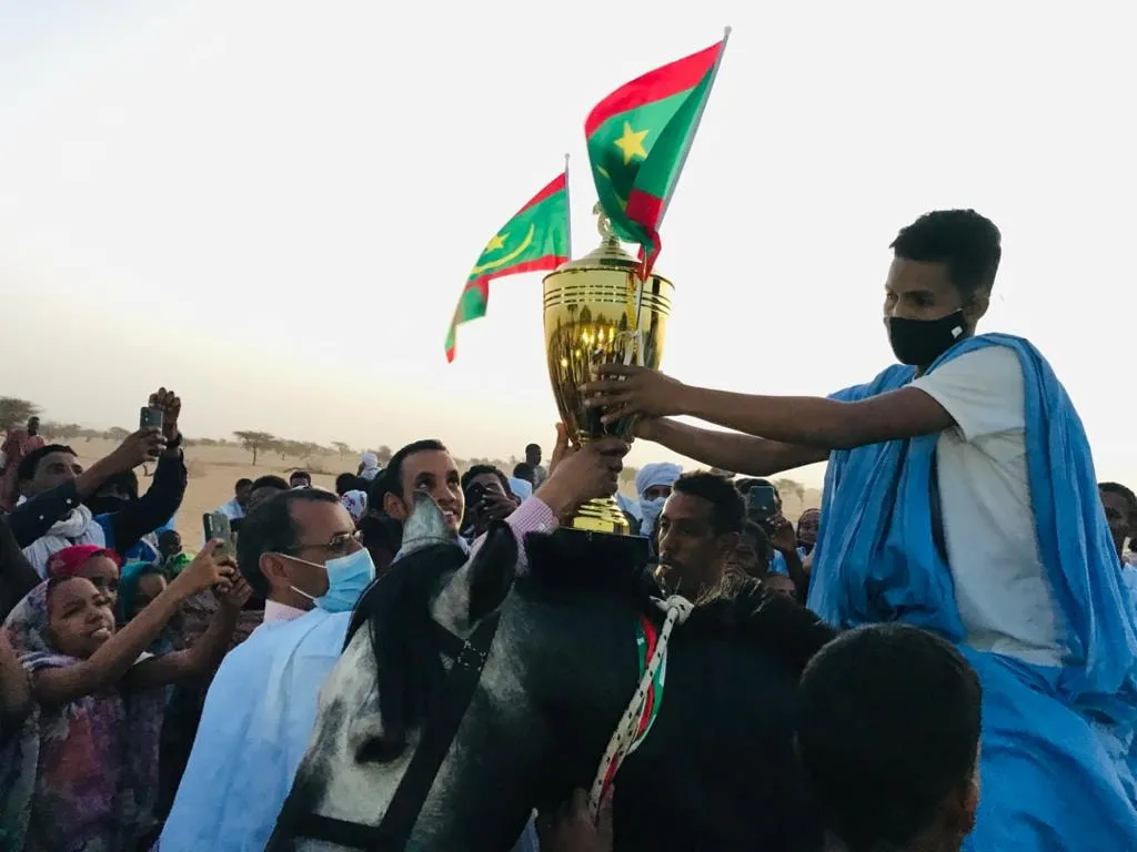 عمدة البلدية اج ولد الدي خلال تسليم كأس العمدة للفائز الأول في مسابق?