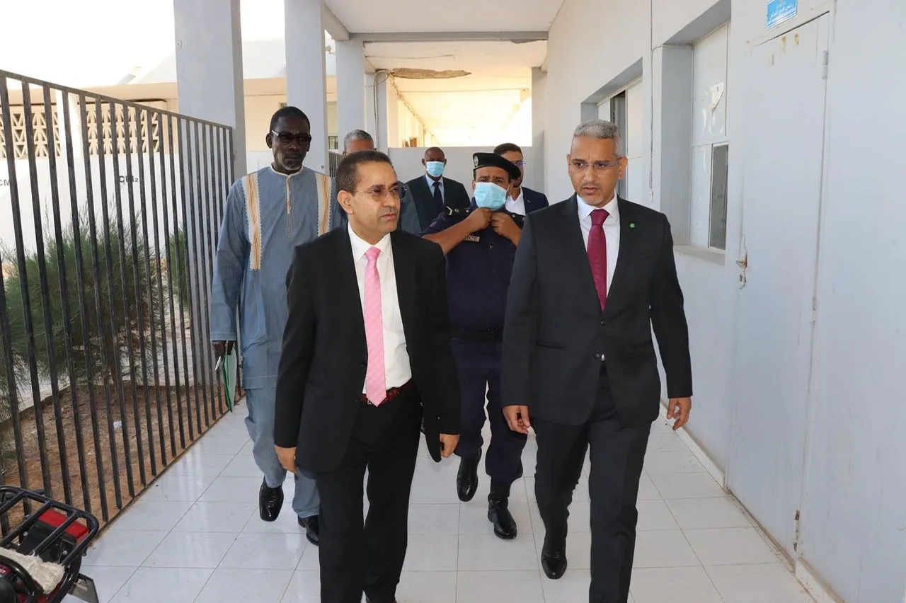 وزير المياه والصرف الصحي محمد الحسن بوخريص وعدد من مسؤولي القطاع خلا
