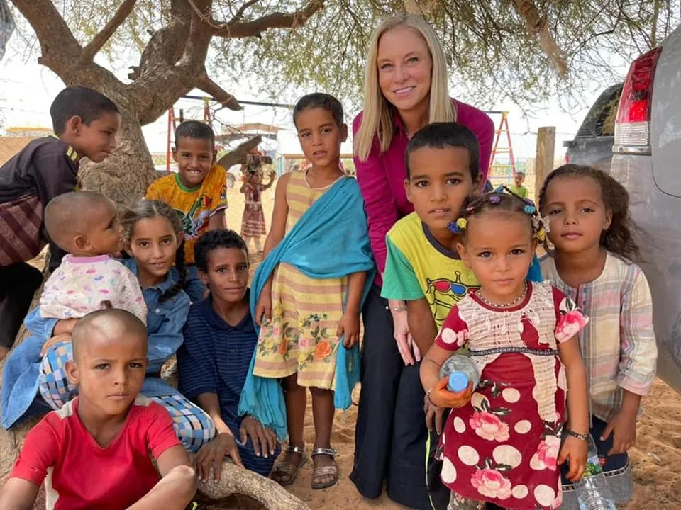 السفيرة الأمريكية في موريتانيا كينياتا اكريشت مع بعض الأطفال في مخي?