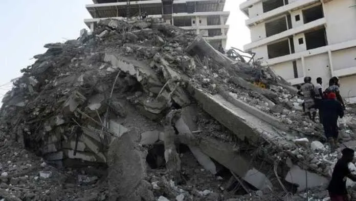 effondrement-d-un-immeuble-a-lagos-02-nov-21-696x392