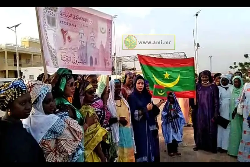 جانب من المسيرة التي نظمت احتفاء بظهور صورة صورة جامع حي "كتاكة" على و