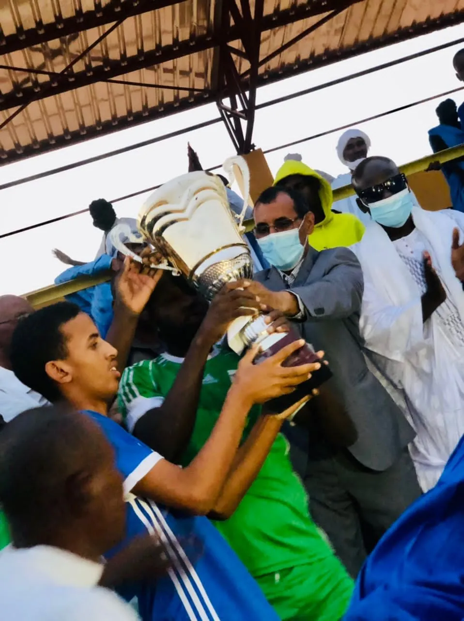 عمدة بلدية العيون خلال تسليم الكأس لقائد الفريق الفائز