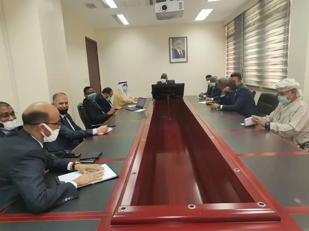 وزير الشؤون الاقتصادية وترقية القطاعات الإنتاجية خلال لقائه مع بعثة
