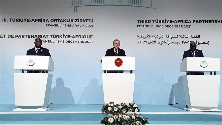 الرئيس التركي رجب طيب أردوغان (وسط)، والرئيس الدوري للاتحاد الإفريقي