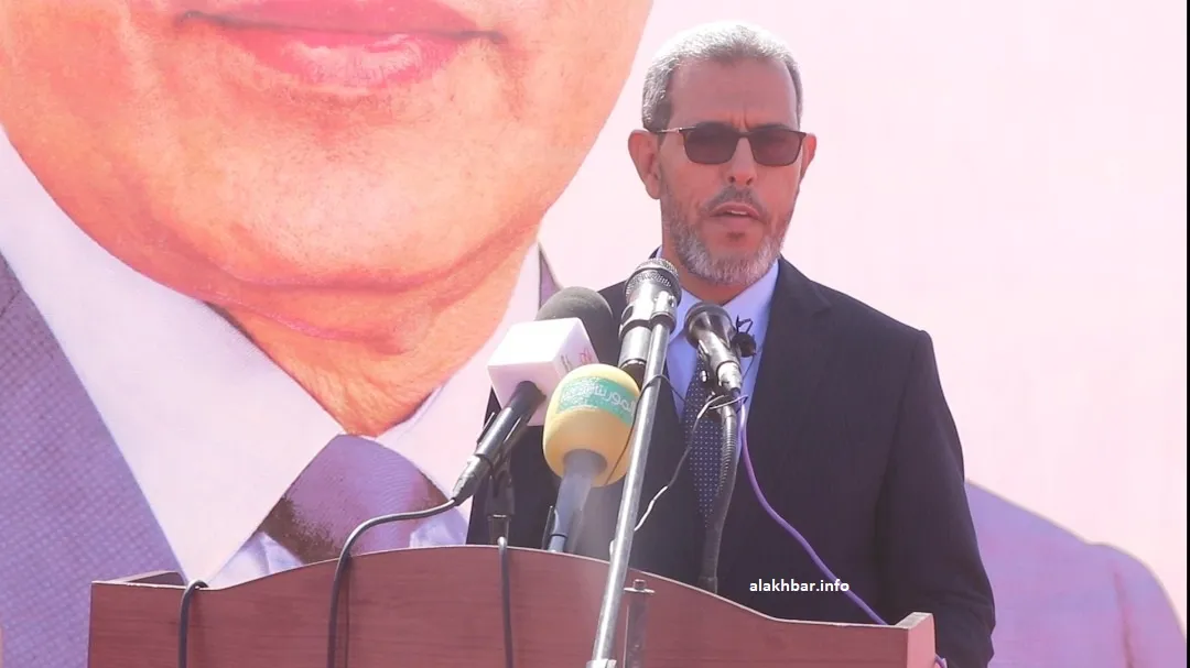 عمدة بلدية عرفات الحسن ولد محمد خلال خطابه في حفل وضع حجر أساس المجمع