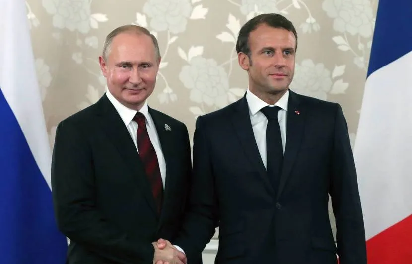 830x532_vladimir-poutine-emmanuel-macron