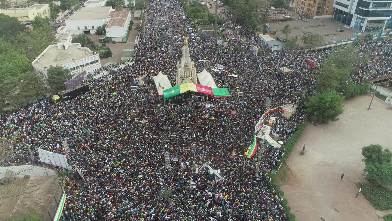 صورة من المظاهرات الشعبية المالية رفضا لعقوبات "إيكواس" نشرتها الرئا