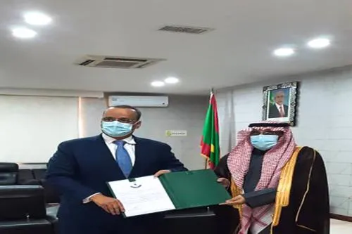 وزير الخارجية إسماعيل ولد الشيخ أحمد خلال تسلم نسخة أوراق اعتماد الس