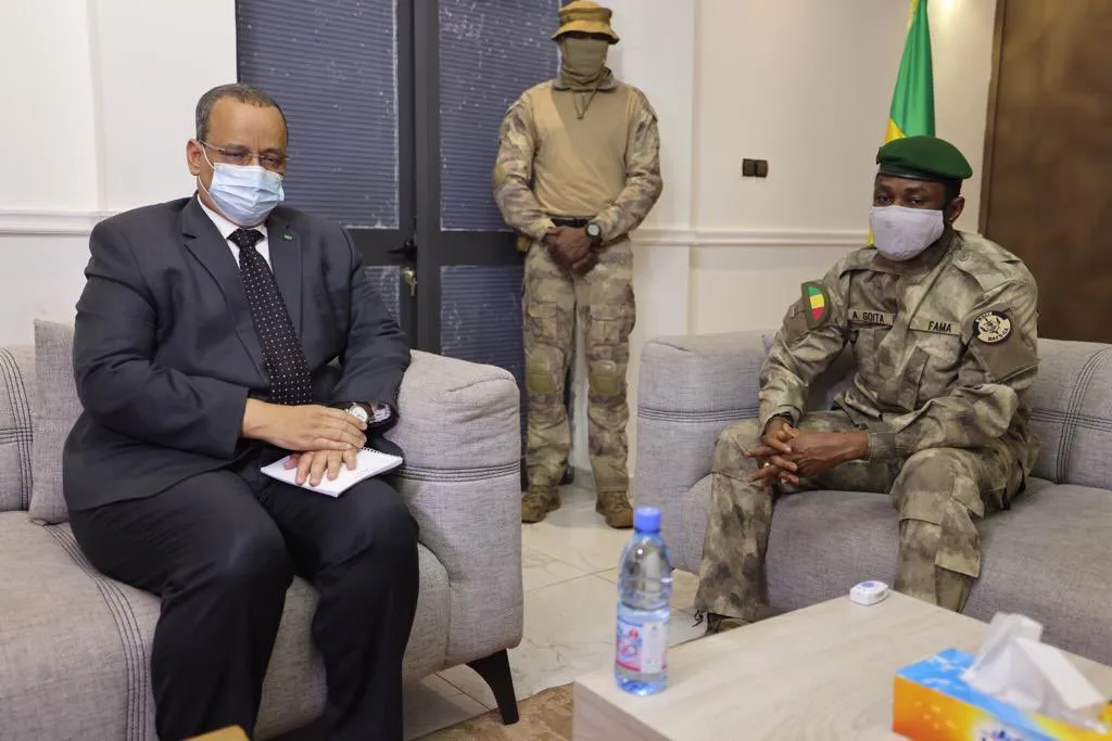 الرئيس الانتقالي المالي العقيد عاصيمي غويتا خلال استقباله للوفد الو