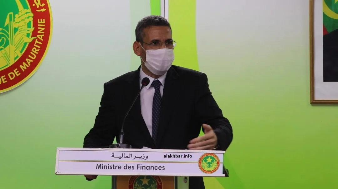 وزير المالية محمد الأمين الذهبي خلال مؤتمر صحفي مساء اليوم (الأخبار)