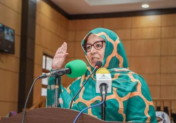 رئيس المرصد الوطني لحقوق المرأة والفتاة مهلة أحمد خلال أدائها اليمي?