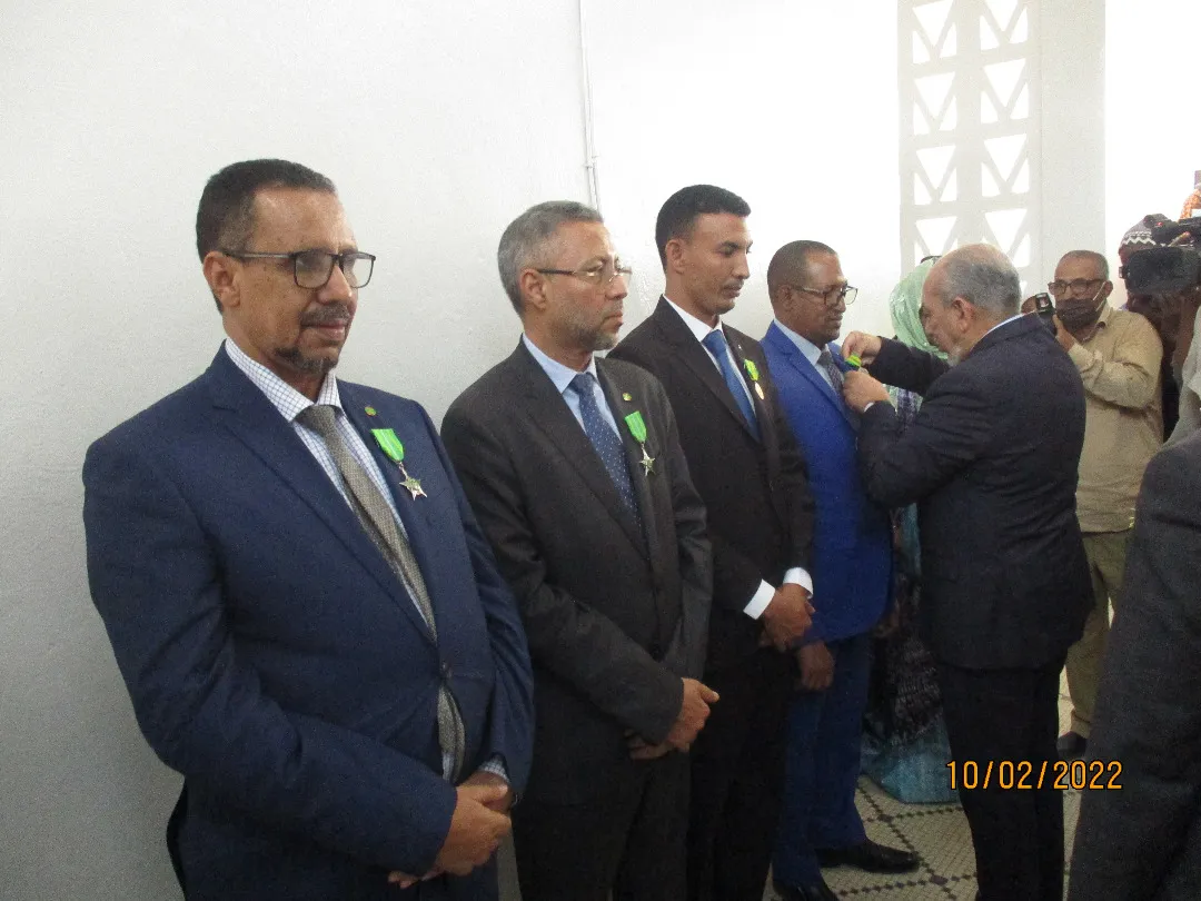 وزير العدل خلال توشيح عدد من موظفي قطاعه