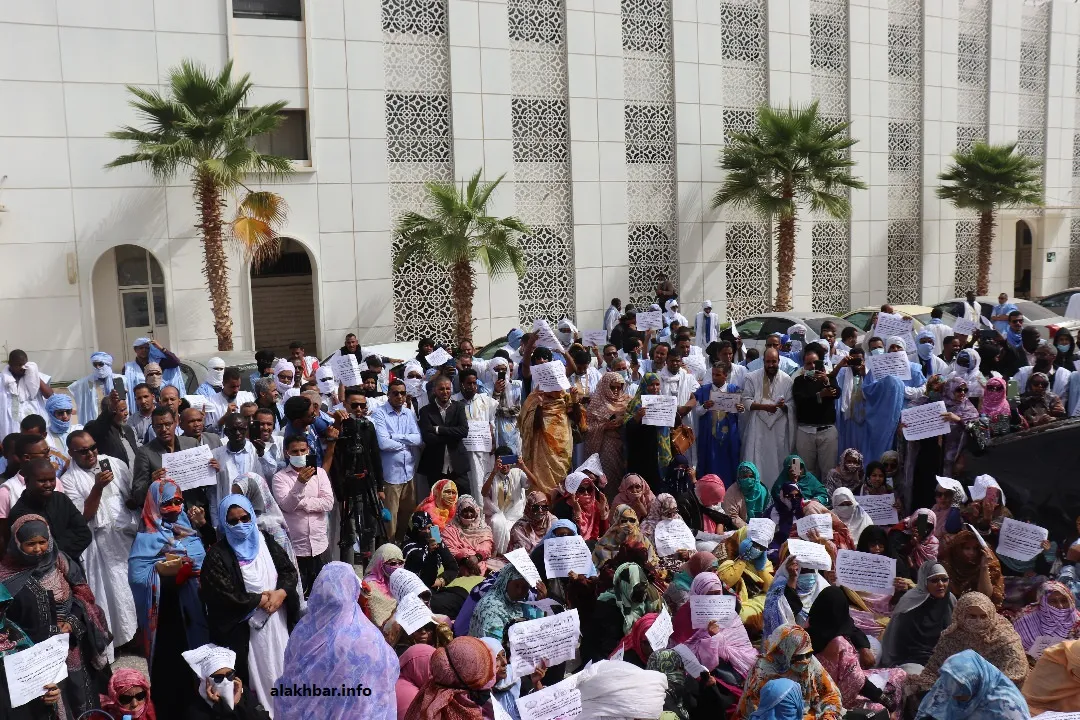 صورة من وقفة احتجاجية للمدرسين المضربين، اليوم الأربعاء أمام وزارة ?