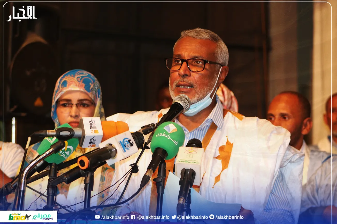 رئيس حزب الاتحاد من والتغيير الموريتاني "حاتم" صالح ولد حننا خلال خطا