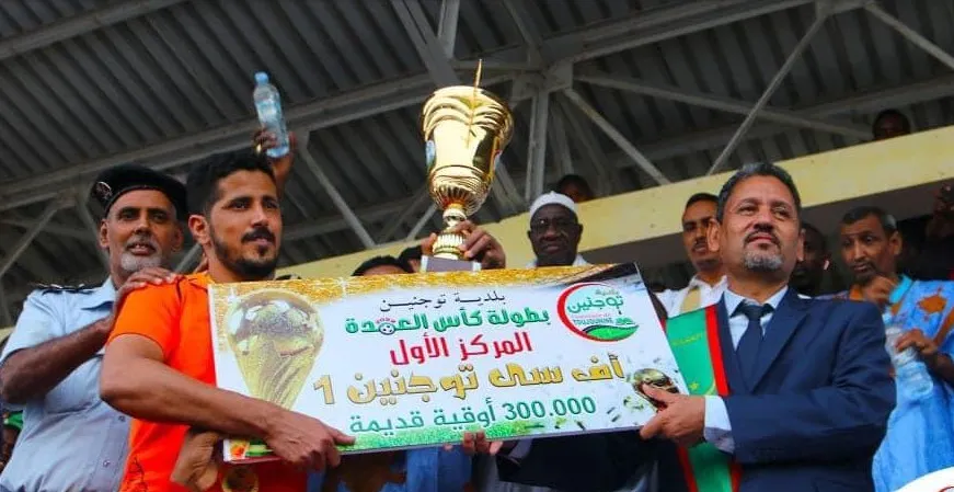 عمدة بلدية توجنين الدكتور محمد الأمين شعيب خلال تسليم الكأس والجائز?