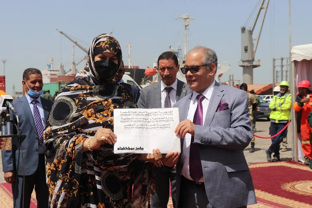 وزيرة التجارة والصناعة والسياحة الناها بنت مكناس، تتسلم وثائق الهدي