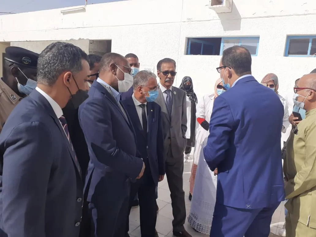 وزير الصحة الدكتور سيدي ولد الزحاف مع طواقم طبية في نواذيبو (الأخبار)