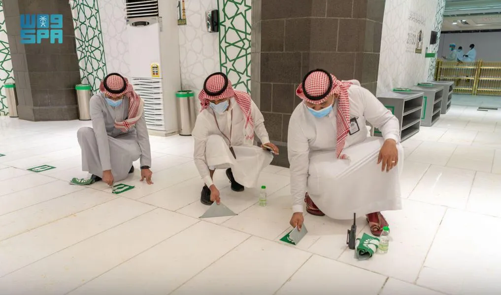 إزالة إشارات التباعد من ساحات الحرمين الشريفين