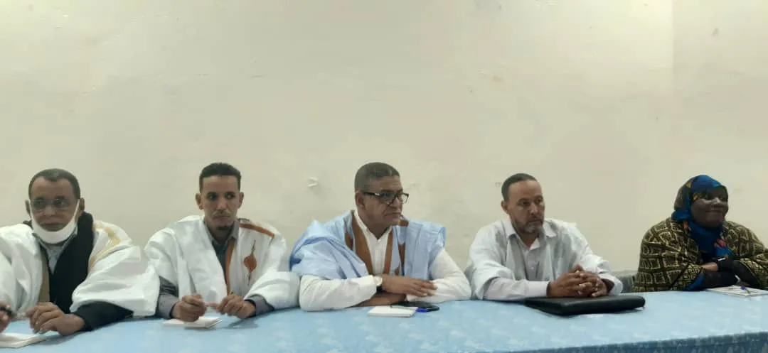 نقيب الصحفيين والوفد المرافق له خلال لقائهم مع صحفيي نواذيبو