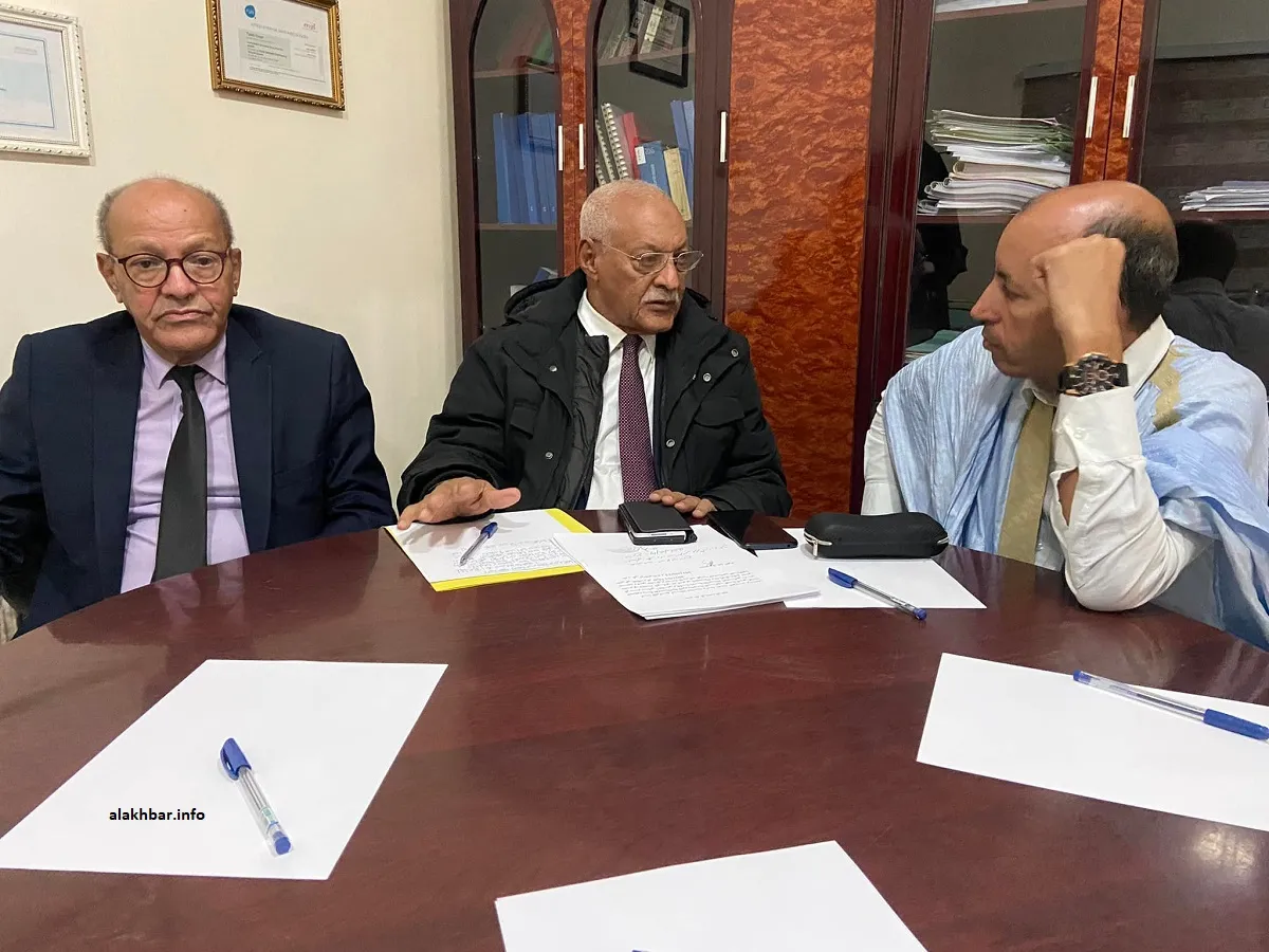 أعضاء في هيئة دفاع الرئيس السابق قبيل بداية المؤتمر مساء الاثنين 