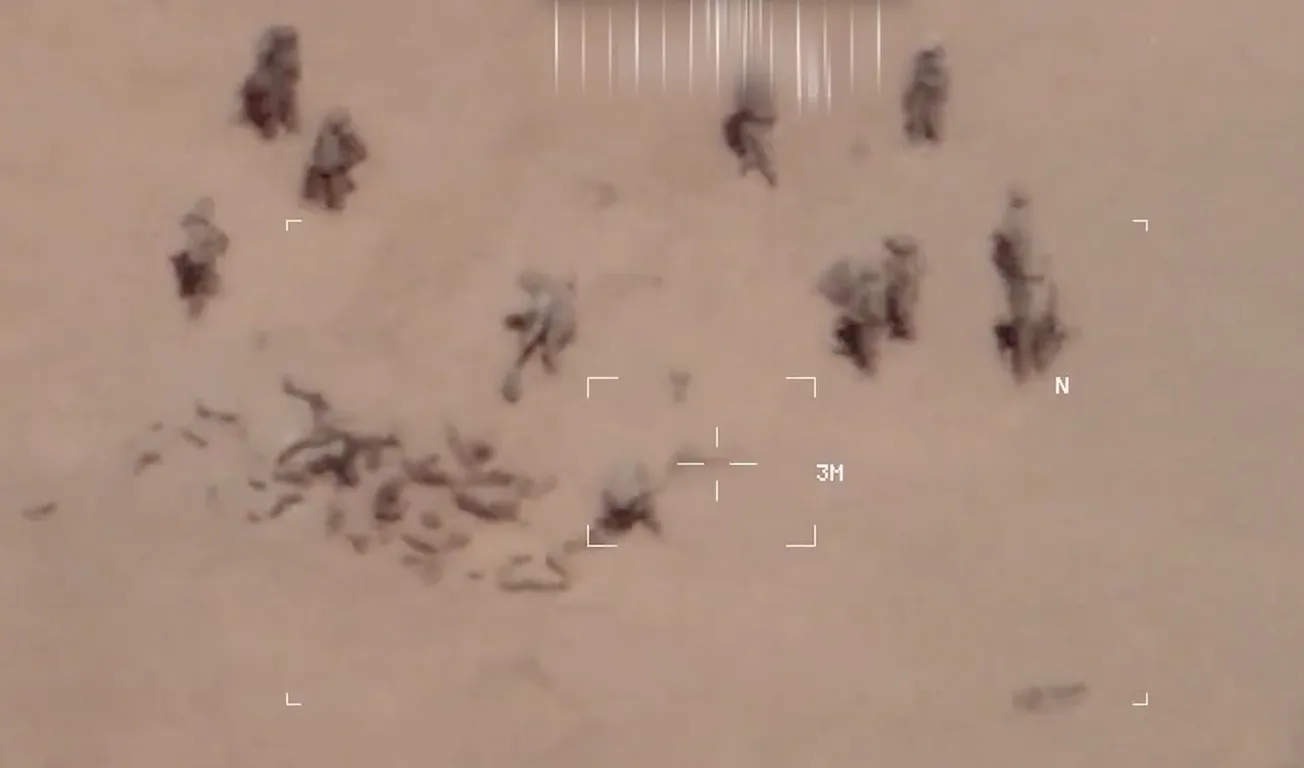 صورة من الفيديو الذي نشرت هيئة الأركان الفرنسية ويظهر جنودا يغطون جث