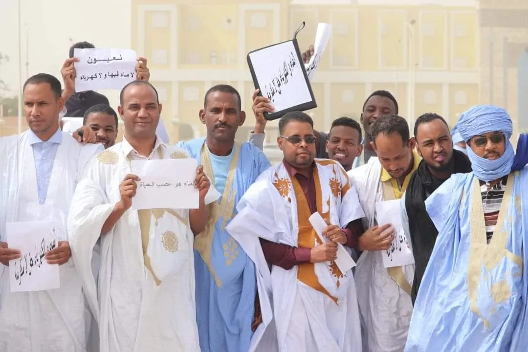 جانب من الوقفة الاحتجاجية اليوم أمام القصر الرئاسي