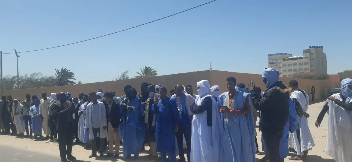 جانب من الوقفة الاحتجاجية للمدرسين أمام مباني الولاية في نواذيبو (ال