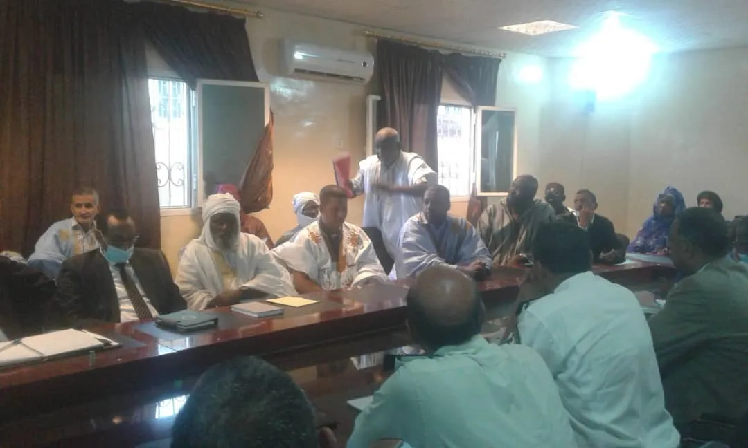 جانب من أحد الاجتماعات التي عقدها وزير الصيد والاقتصاد البحري السبت 