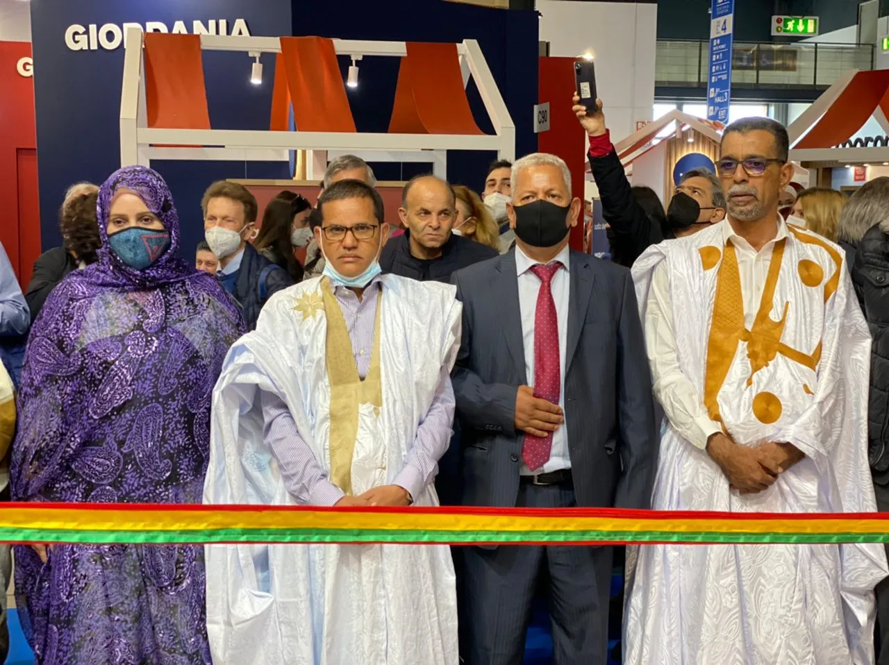 لحظات قبيل قطع الشريط الرمزي إيذانا بافتتاح الجناح الموريتاني في ال?