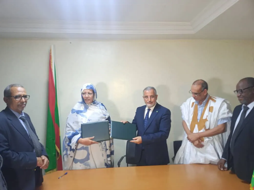 مفوضة الأمن الغذائي ومندوب تآزر بعيد توقيع الاتفاقية