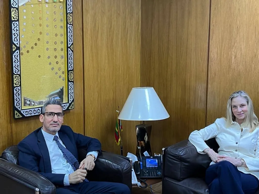 السفيرة الأمريكية بنواكشوط سينثيا كيرشت ومحافظ البنك المركزي المور?