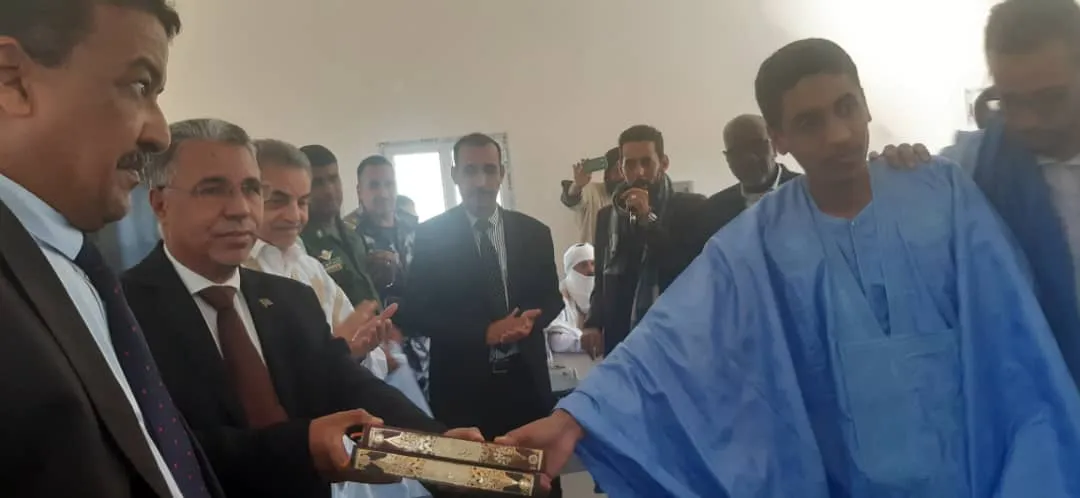 الفائز الأول في المسابقة يتسلم جائزته من والي الولاية