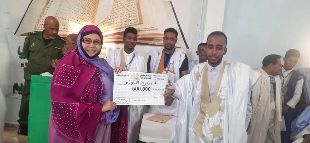 البرلمانية فاطم اعل محمود خلال تسليم جائزة الفائز الأول في المسابقة 