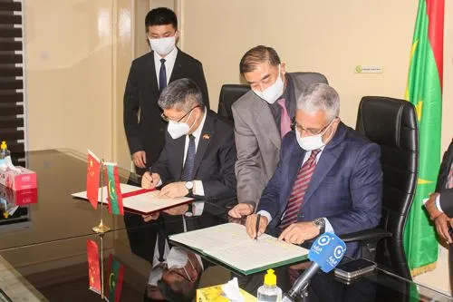 وزير الصحة خلال توقيع الاتفاقية مع السفير الصيني (وما)