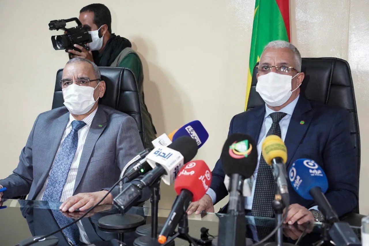 وزير الصحة المختار ولد داهي، ووزير الداخلية محمد أحمد محمد الأمين خل