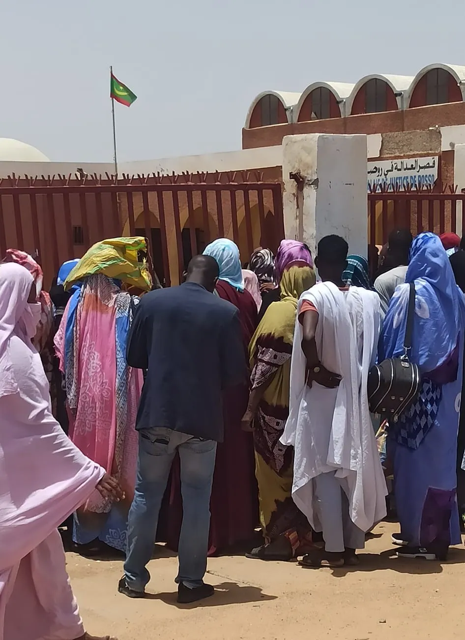 بعض أقارب النشطاء المحاكمين أمام بوابة المحكمة ضحى الاثنين 