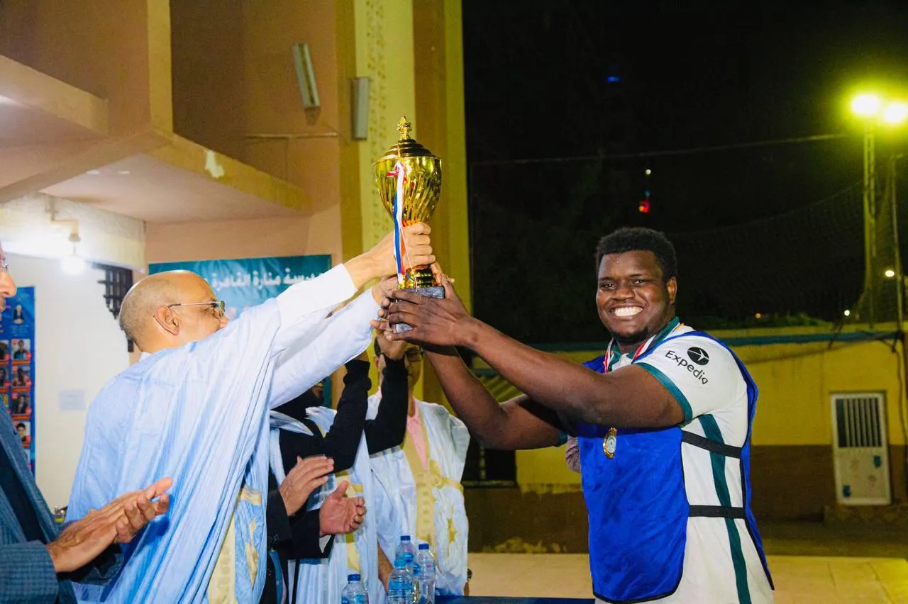 السفير يسلم الكأس لقائد الفريق الفائز بالبطولة