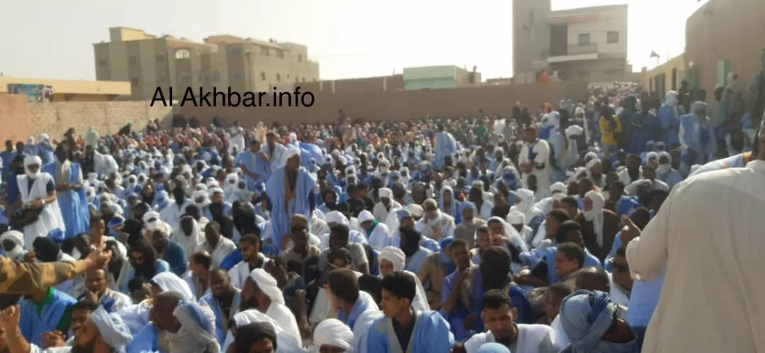 مشهد لحضور بجوانب مسجد قبا بانواذيبو أثناء محاضرة الشيخ الددو اليوم 