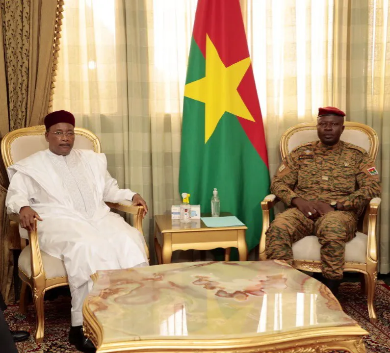 رئيس بوركينافاسو الانتقالي العقيد بول هنري سانداوغو داميبا ووسيط "إ?