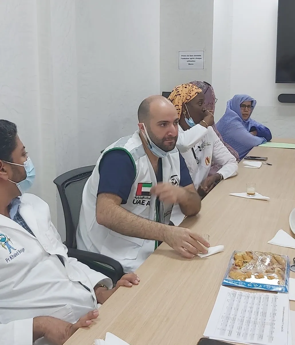 الفريق الطبي خلال استقباله يوم وصوله للمركز قبل أيام