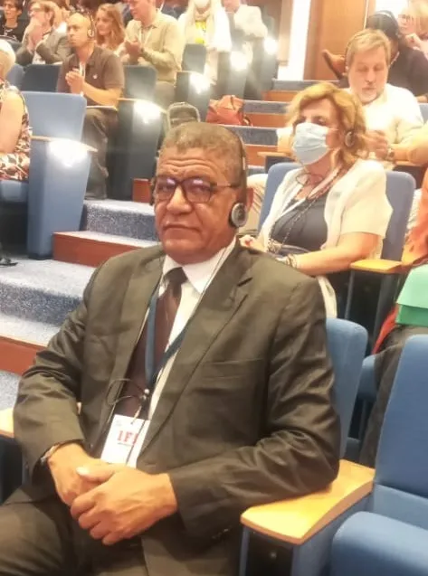 نقيب الصحفيين الموريتانيين أحمد طالب المعلوم خلال مشاركته في المؤتم