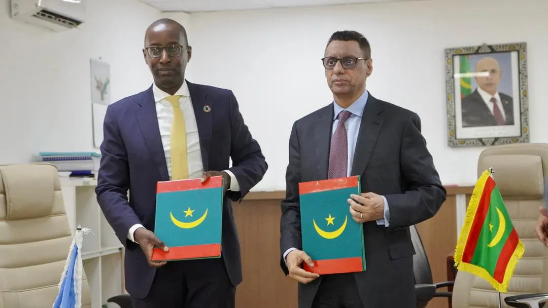 وزير التبرول والطاقة والمعادن، وممثل برنامج الأمم المتحدة للتنمية ب