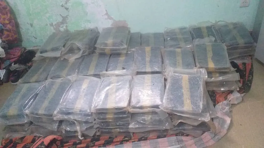 جانب من كمية المخدرات التي قالت الشرطة إنها ضبطت بحوزة الأجنبي