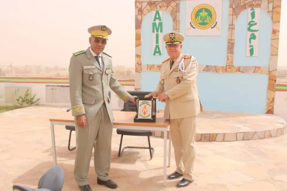 قادئا الأكاديمين المغربية والموريتانية خلال تبادل أحد درع تكريمية 