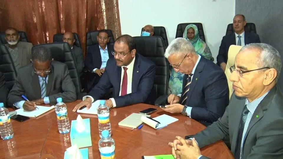 الوزيران وبعض كبار المسؤولين في القطاعين خلال الاجتماع