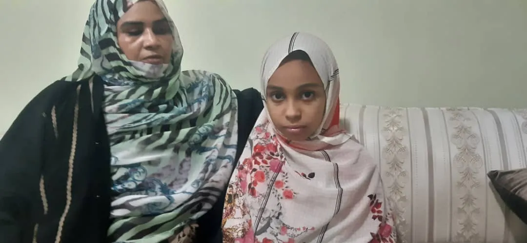 بنت أحمد لعبيدي مع والدتها افاتو بنت أحمد سالك خلال حديثهما مع مراسل 