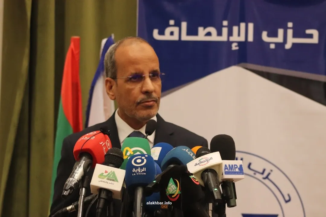 رئيس حزب الإنصاف محمد ماء العينين ولد أييه خلال مؤتمر صحفي اليوم (الأ