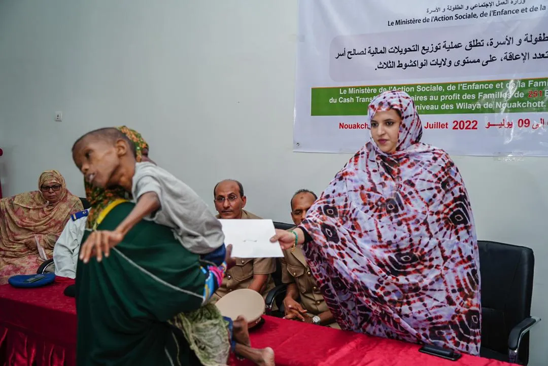 وزيرة العمل الاجتماعي والطفولة والأسرة، صفية بنت انتهاه خلال تسليمه
