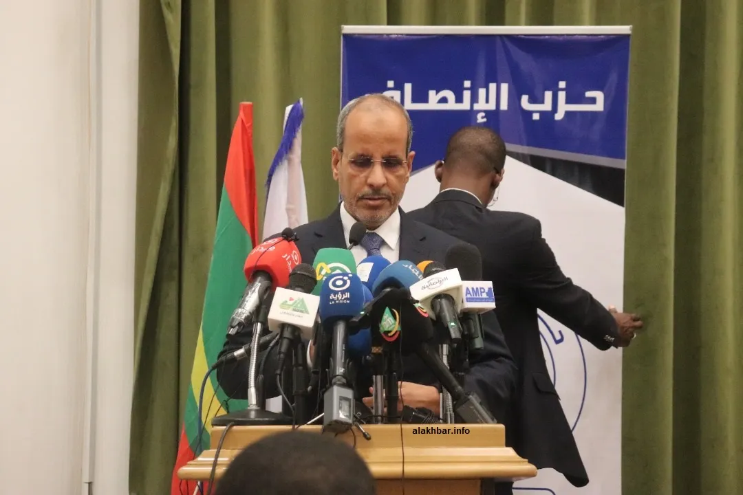 رئيس حزب الإنصاف محمد ماء العينين ولد أييه خلال مؤتمر صحفي اليوم (الأ